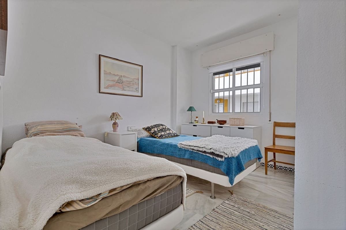 3 bedroom Apartment for sale in Fuengirola with pool - € 495,000 (Ref: 8886781)