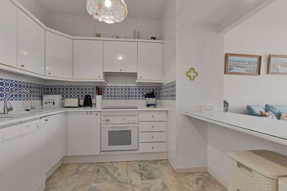 3 bedroom Apartment for sale in Fuengirola with pool - € 495,000 (Ref: 8886781)