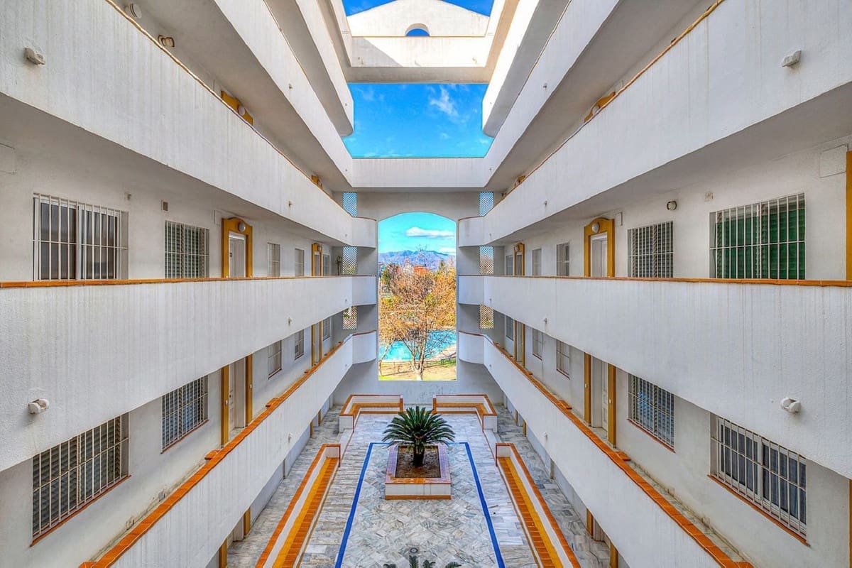 3 bedroom Apartment for sale in Fuengirola with pool - € 495,000 (Ref: 8886781)