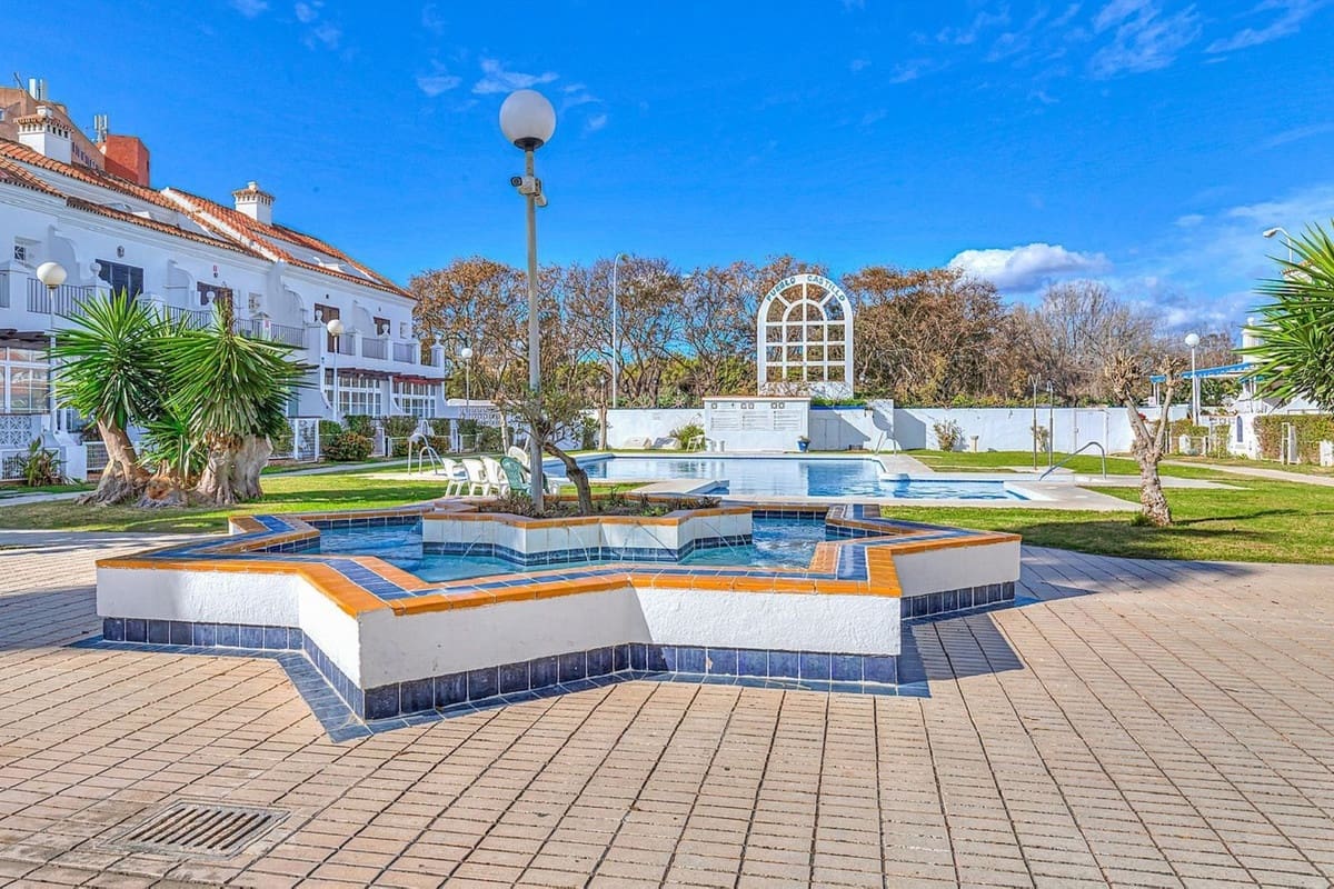 3 bedroom Apartment for sale in Fuengirola with pool - € 495,000 (Ref: 8886781)