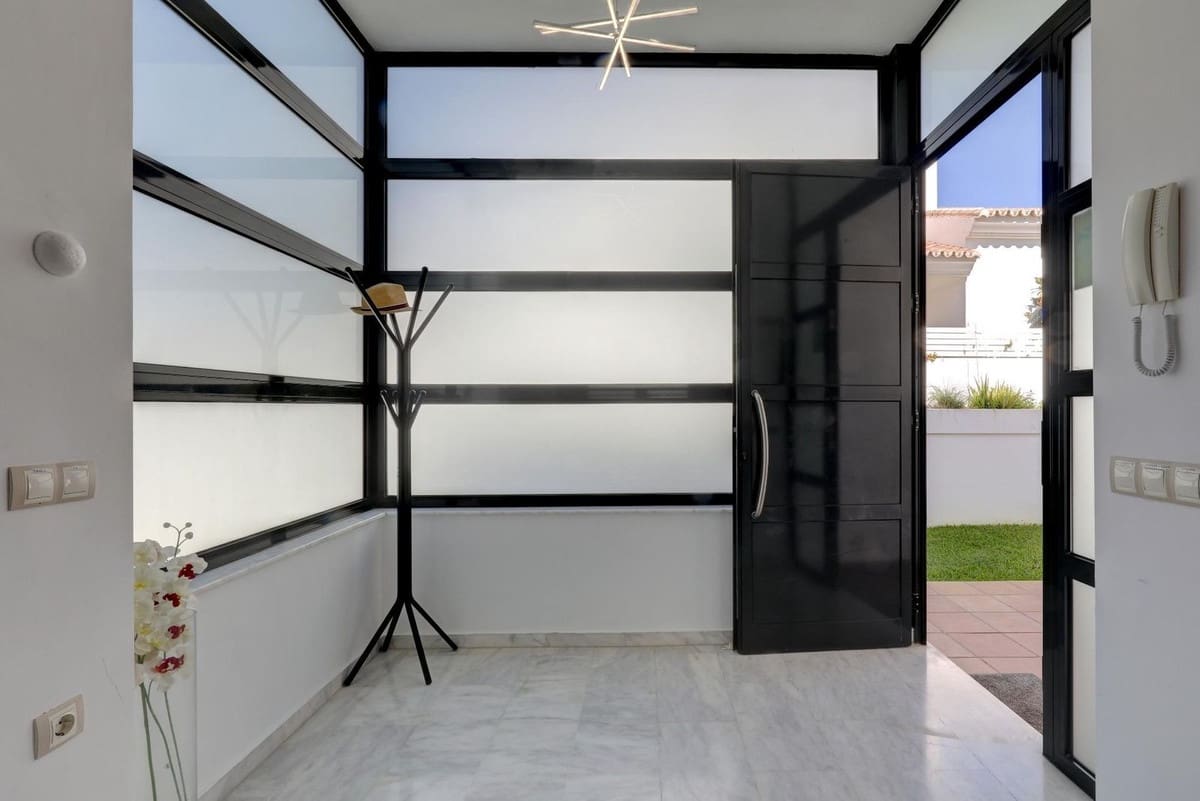 5 soveværelse Villa til salg i Benalmadena Costa med swimmingpool garage - € 899.000 (Ref: 9201580)