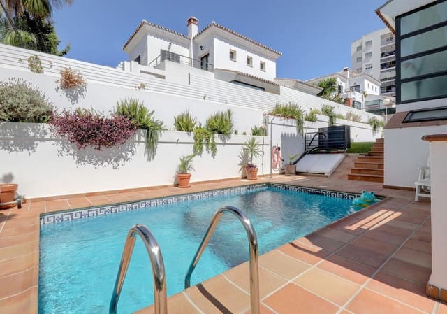 Chalet de 5 habitaciones en Benalmadena Costa, Benalmádena en venta con piscina garaje - 899.000 € (Ref: 9201580)