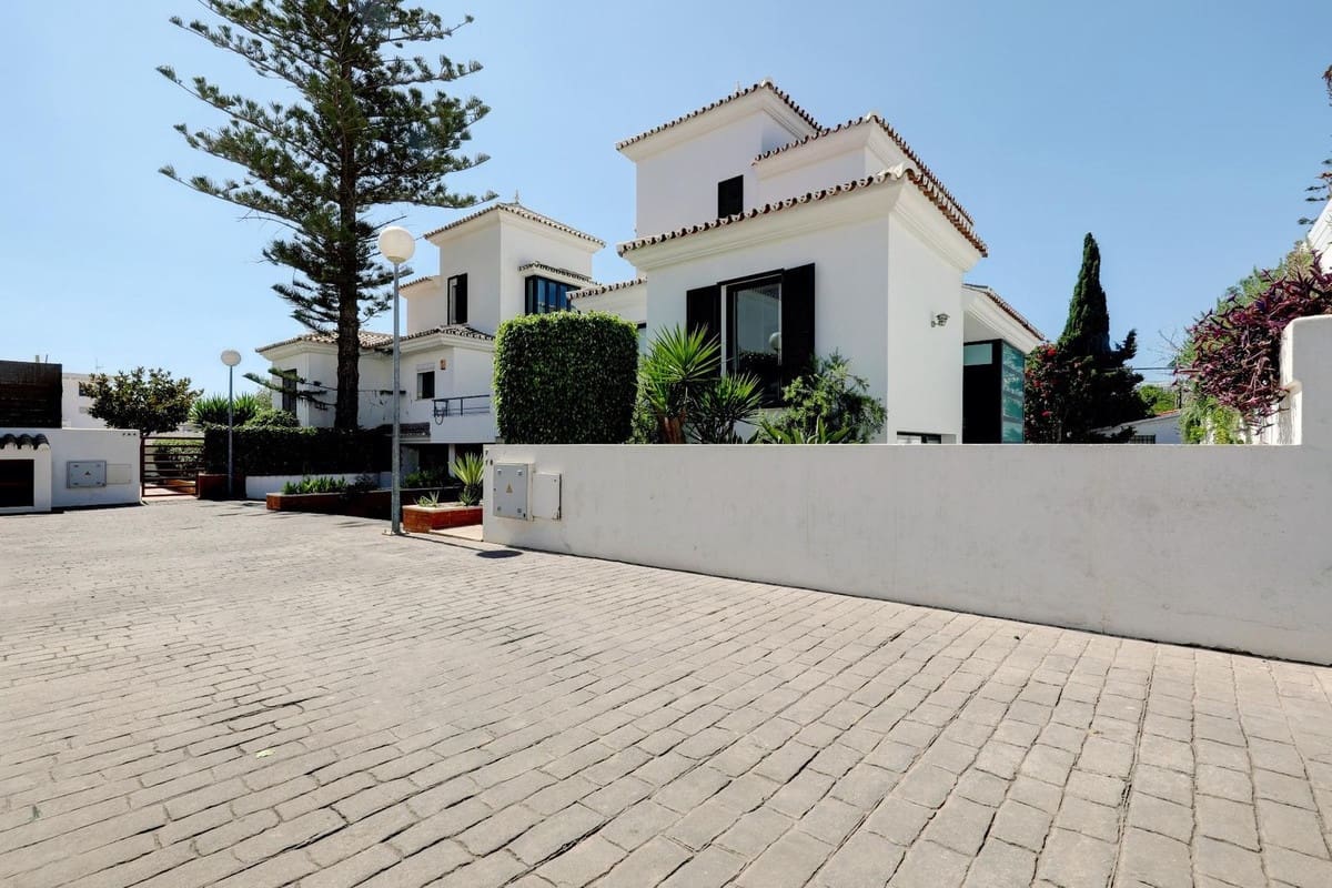 5 soveværelse Villa til salg i Benalmadena Costa med swimmingpool garage - € 899.000 (Ref: 9201580)