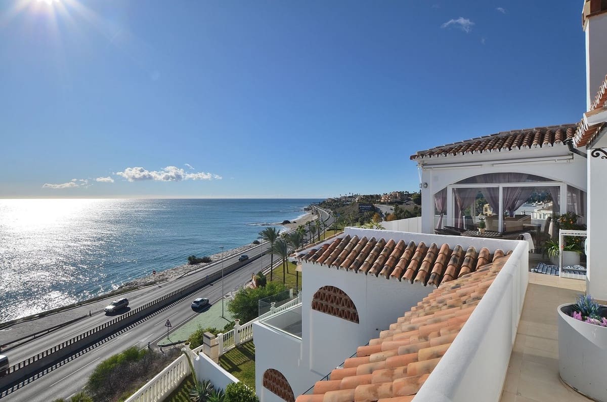 2 bedroom Penthouse for sale in Mijas Costa with pool garage - € 445,000 (Ref: 9438346)