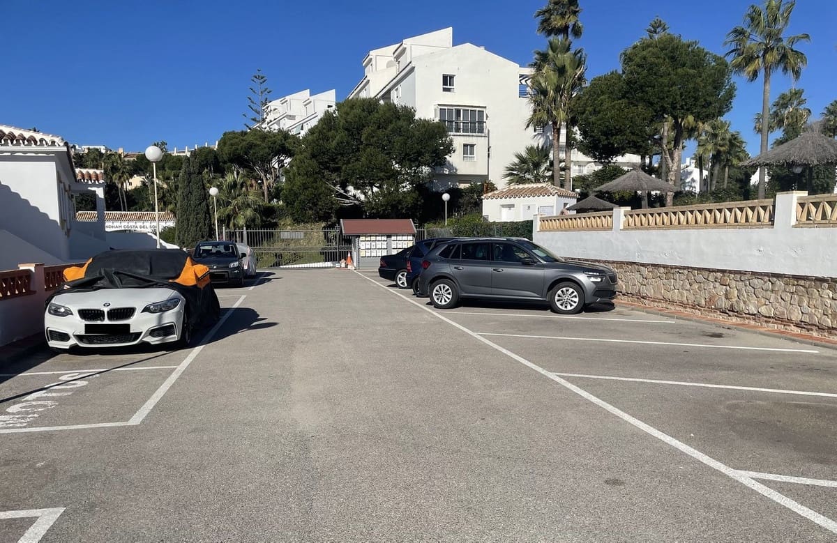 2 bedroom Penthouse for sale in Mijas Costa with pool garage - € 445,000 (Ref: 9438346)