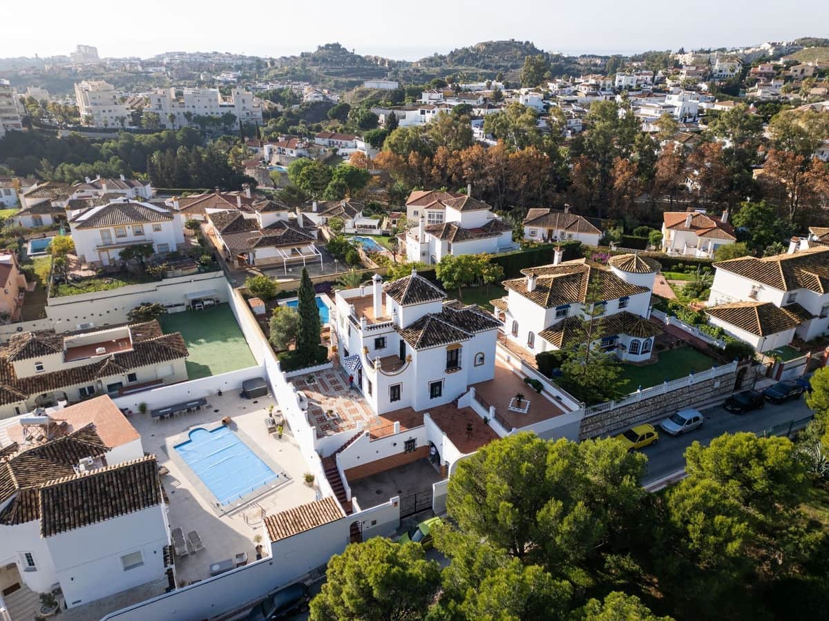 5 bedroom Villa for sale in Arroyo de la Miel with pool garage - € 1,100,000 (Ref: 9525501)