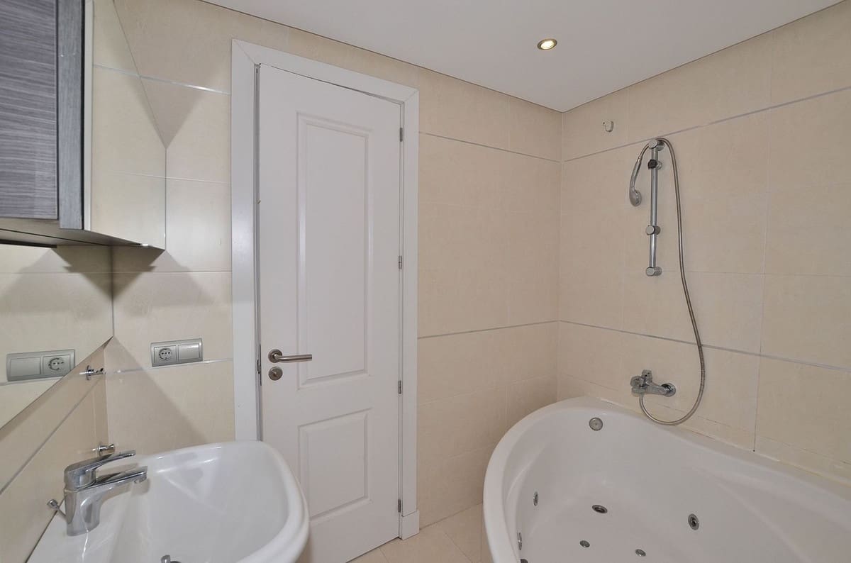 3 bedroom Apartment for sale in Torrequebrada with pool garage - € 465,000 (Ref: 9685949)