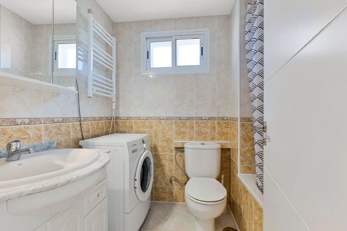 1 bedroom Apartment for sale in Benalmadena Costa with pool - € 245,000 (Ref: 9818856)