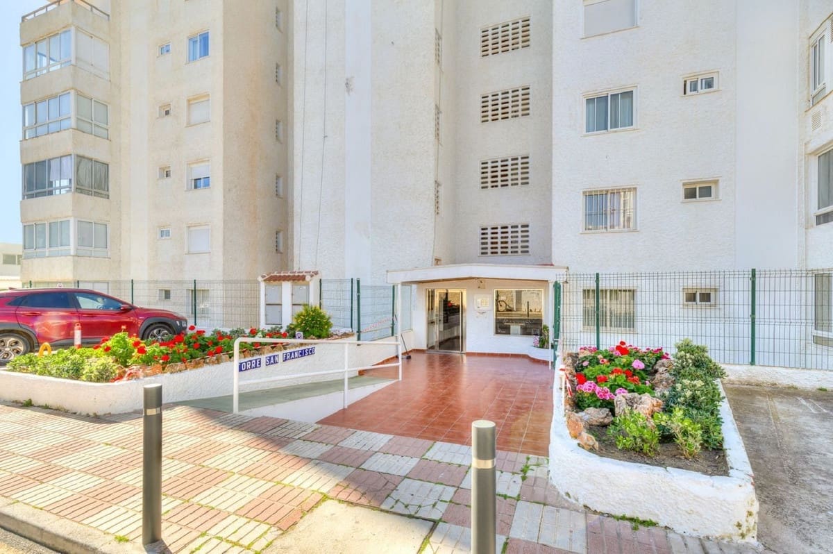 1 bedroom Apartment for sale in Benalmadena Costa with pool - € 245,000 (Ref: 9818856)