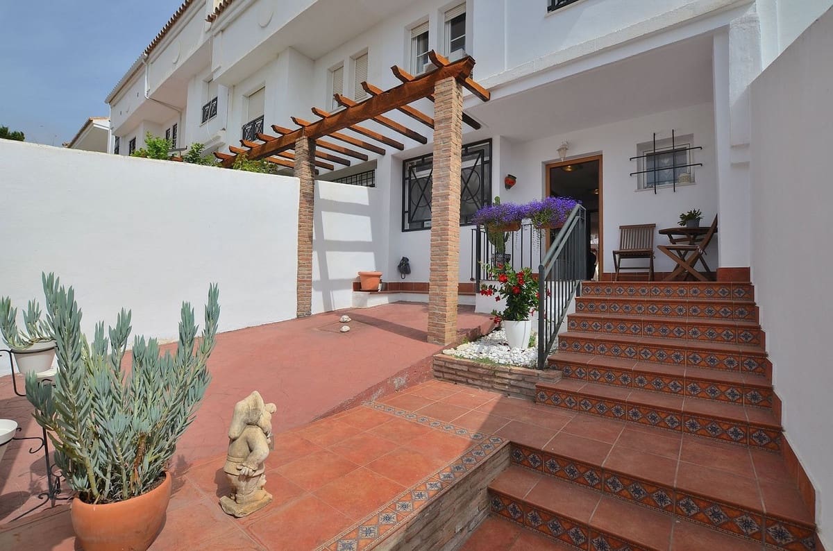 4 sovrum Hus till salu i Benalmadena Costa med pool garage - 525 000 € (Ref: 9915148)