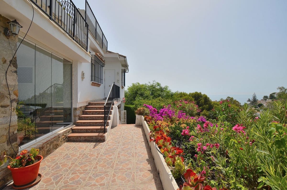 3 Zimmer Villa zu verkaufen in Benalmadena Costa mit Pool - 870.000 € (Ref: 9976027)