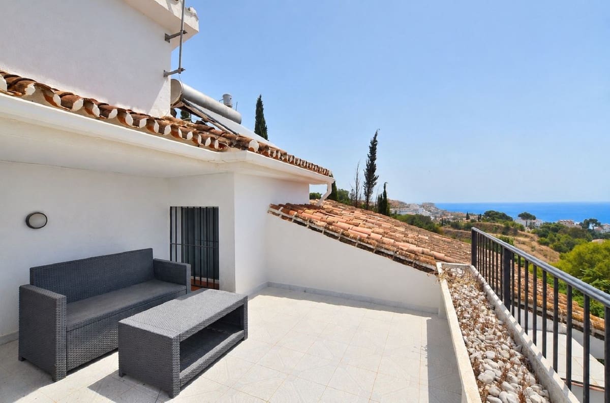 3 bedroom Villa for sale in Benalmadena Costa with pool - € 845,000 (Ref: 9976027)