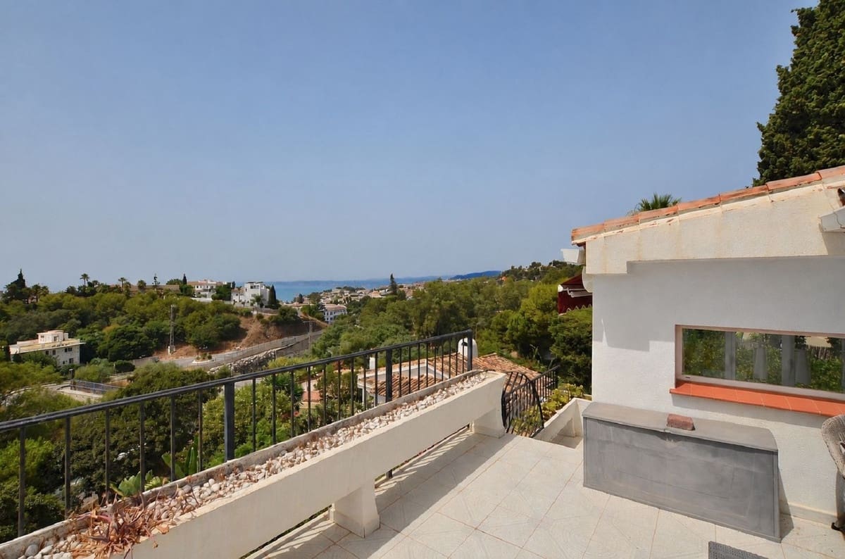 3 bedroom Villa for sale in Benalmadena Costa with pool - € 845,000 (Ref: 9976027)