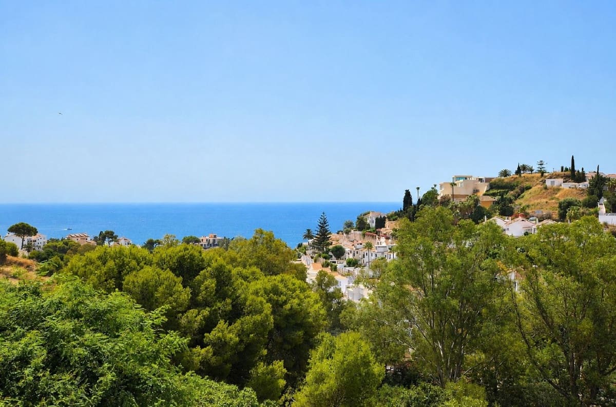 3 bedroom Villa for sale in Benalmadena Costa with pool - € 845,000 (Ref: 9976027)