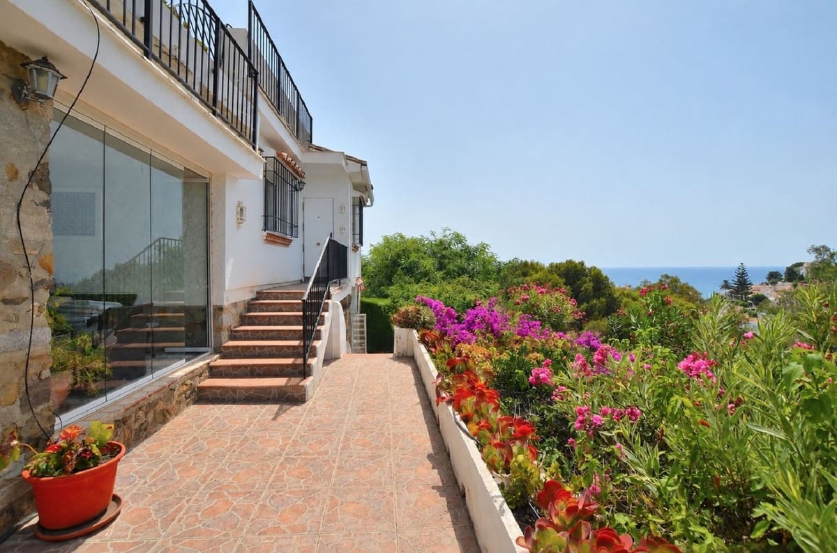 3 bedroom Villa for sale in Benalmadena Costa with pool - € 845,000 (Ref: 9976027)