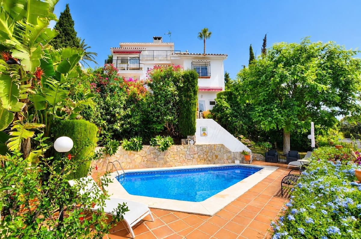 3 bedroom Villa for sale in Benalmadena Costa with pool - € 845,000 (Ref: 9976027)