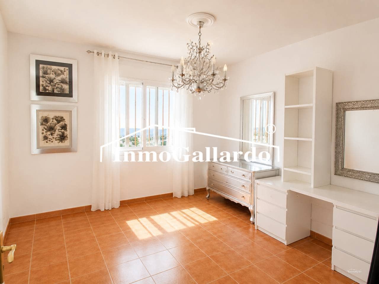 3 slaapkamer Rijtjeshuis te koop in Benagalbon met garage - € 355.000 (Ref: 10002498)