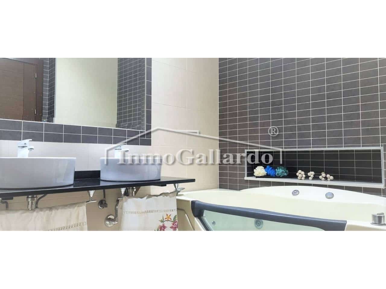 3 quarto Casa em Banda para venda em Cuevas de San Marcos com garagem - 124 900 € (Ref: 6584840)