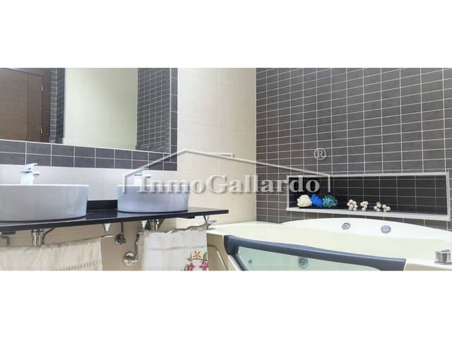 3 quarto Casa em Banda para venda em Cuevas de San Marcos com garagem - 124 900 € (Ref: 6584840)