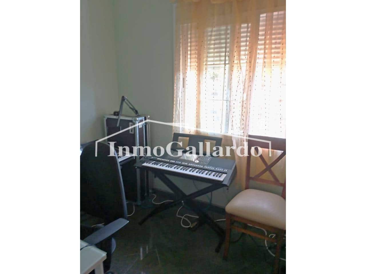 5 soveværelse Villa til salg i Sayalonga med garage - € 249.520 (Ref: 7695356)