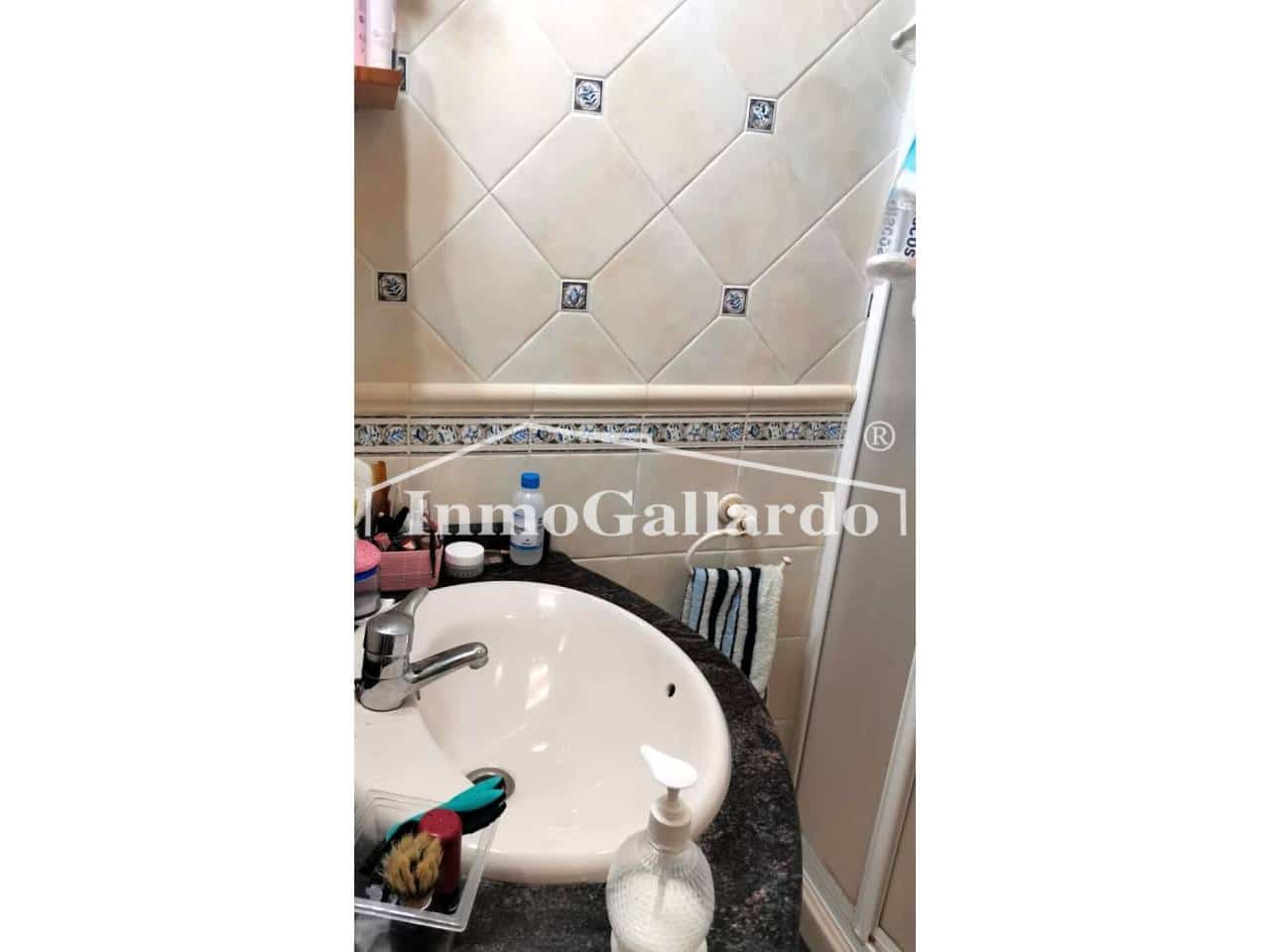 5 soveværelse Villa til salg i Sayalonga med garage - € 249.520 (Ref: 7695356)