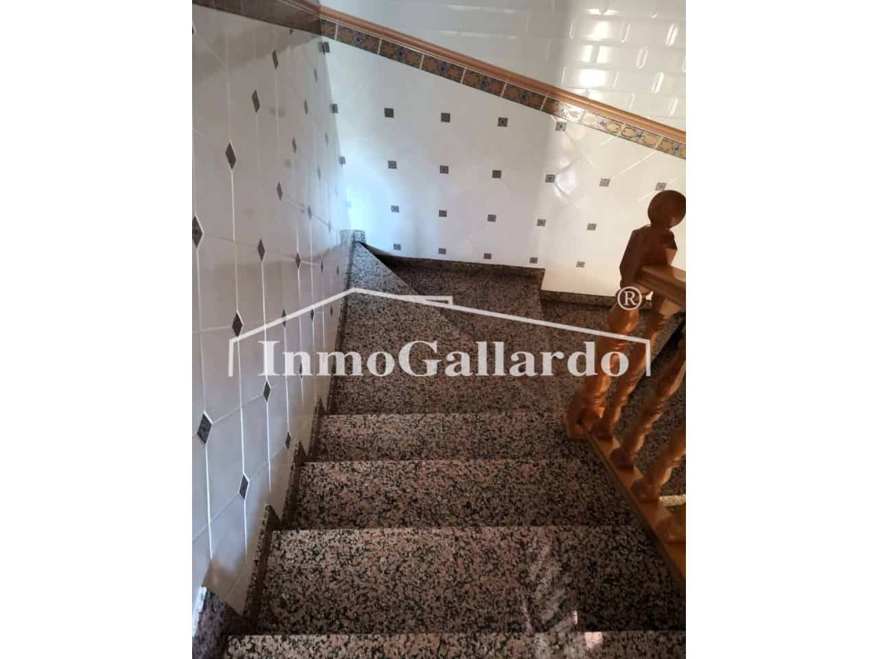 5 soveværelse Villa til salg i Sayalonga med garage - € 249.520 (Ref: 7695356)