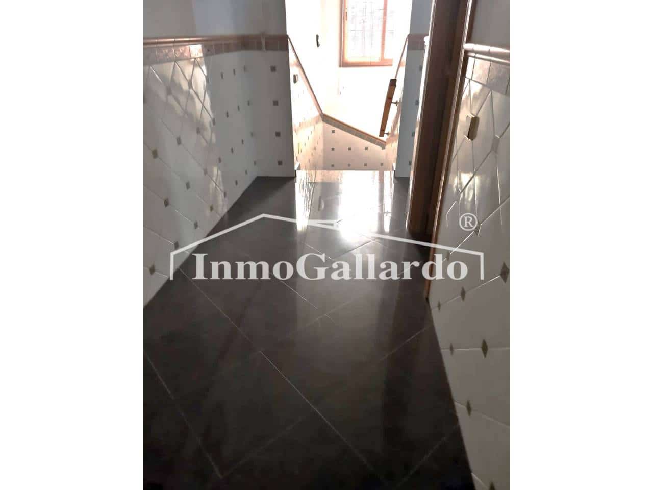 5 soveværelse Villa til salg i Sayalonga med garage - € 249.520 (Ref: 7695356)