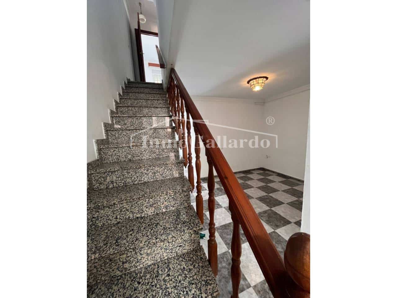 5 bedroom Townhouse for sale in Pizarra with garage - € 210,000 (Ref: 8471949)