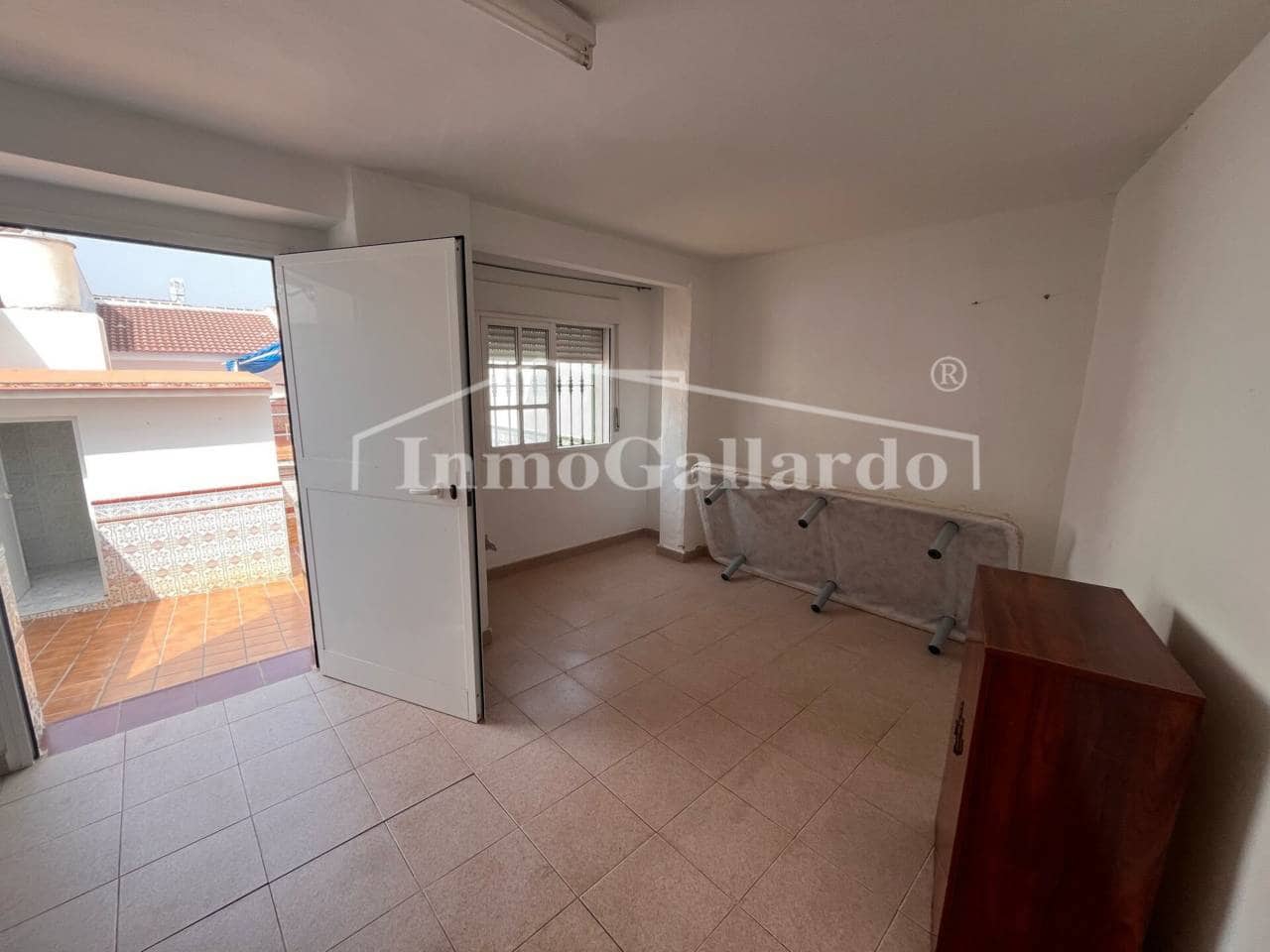 5 bedroom Townhouse for sale in Pizarra with garage - € 210,000 (Ref: 8471949)
