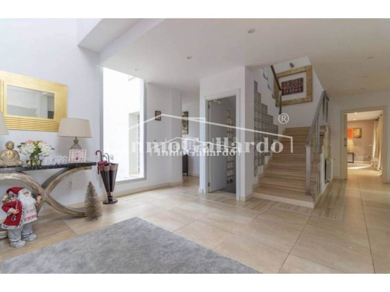 5 soverom Villa til salgs i Malaga by med svømmebasseng garasje - € 1 802 850 (Ref: 8551838)