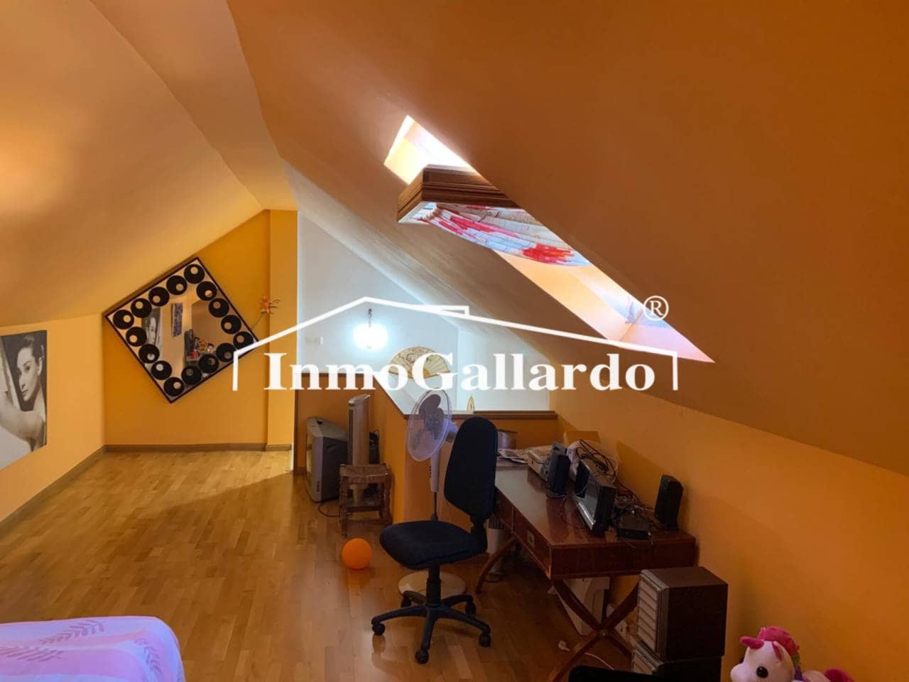 4 soveværelse Semi-Rækkehus til salg i Malaga by med swimmingpool garage - € 928.000 (Ref: 8727161)