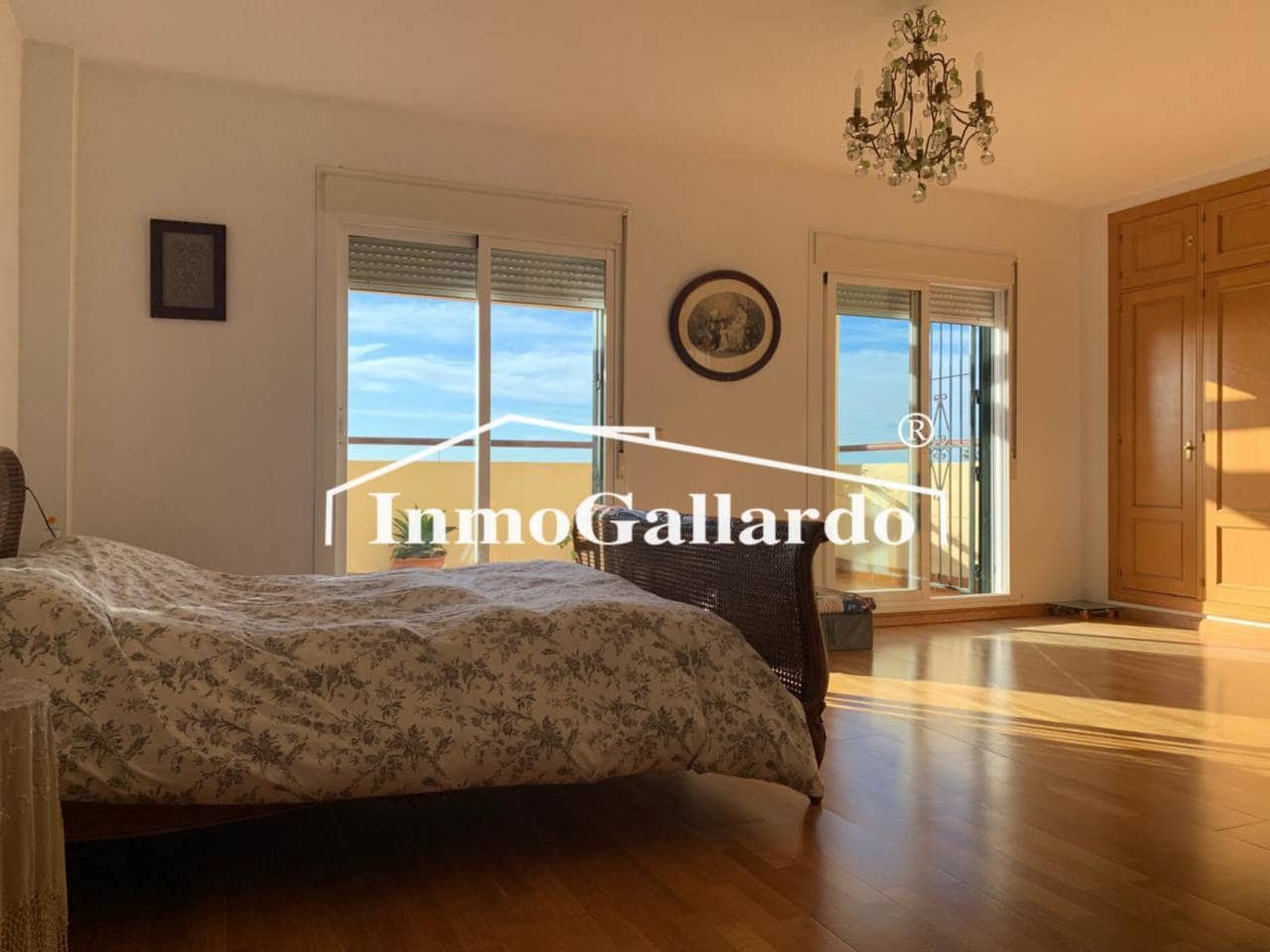 4 soveværelse Semi-Rækkehus til salg i Malaga by med swimmingpool garage - € 928.000 (Ref: 8727161)