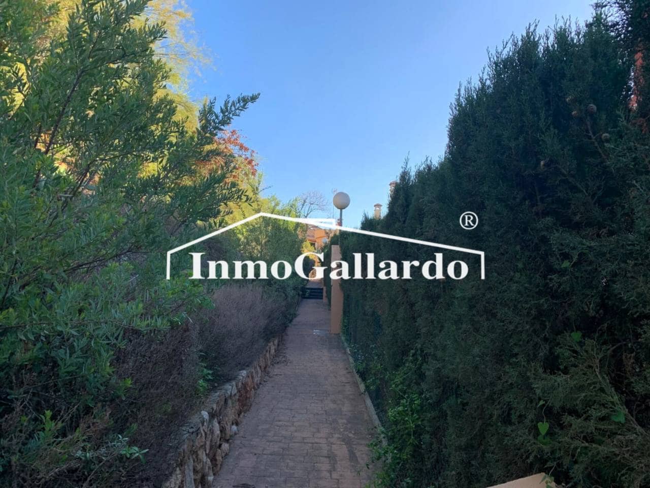 4 soveværelse Semi-Rækkehus til salg i Malaga by med swimmingpool garage - € 928.000 (Ref: 8727161)