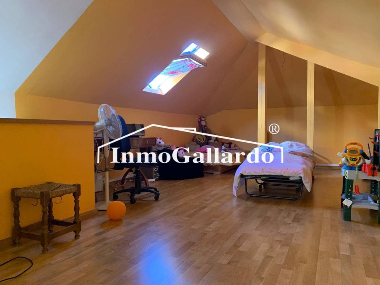 4 soveværelse Semi-Rækkehus til salg i Malaga by med swimmingpool garage - € 928.000 (Ref: 8727161)