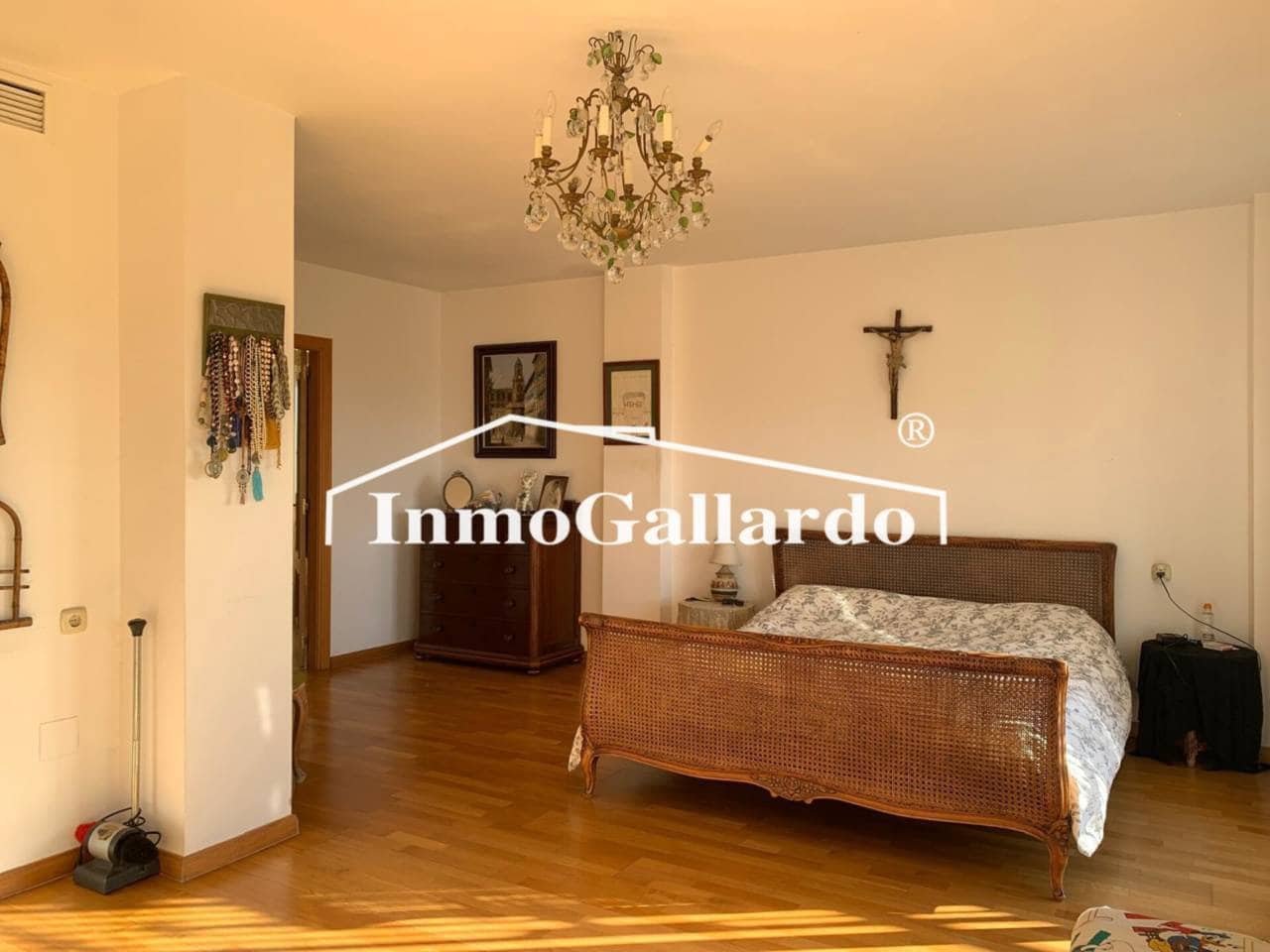 4 soveværelse Semi-Rækkehus til salg i Malaga by med swimmingpool garage - € 928.000 (Ref: 8727161)