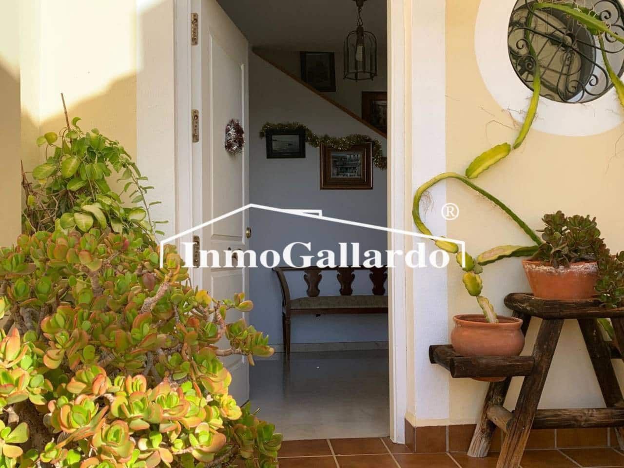 4 soveværelse Semi-Rækkehus til salg i Malaga by med swimmingpool garage - € 928.000 (Ref: 8727161)