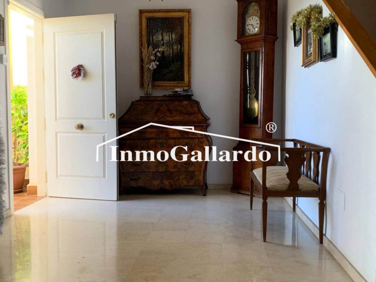 4 soveværelse Semi-Rækkehus til salg i Malaga by med swimmingpool garage - € 928.000 (Ref: 8727161)