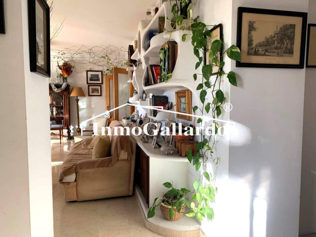 4 soveværelse Semi-Rækkehus til salg i Malaga by med swimmingpool garage - € 928.000 (Ref: 8727161)