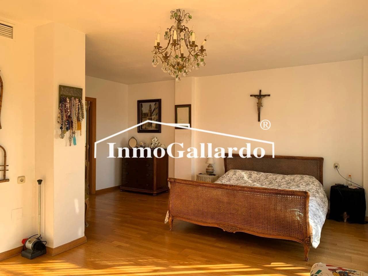 4 soveværelse Semi-Rækkehus til salg i Malaga by med swimmingpool garage - € 928.000 (Ref: 8727161)