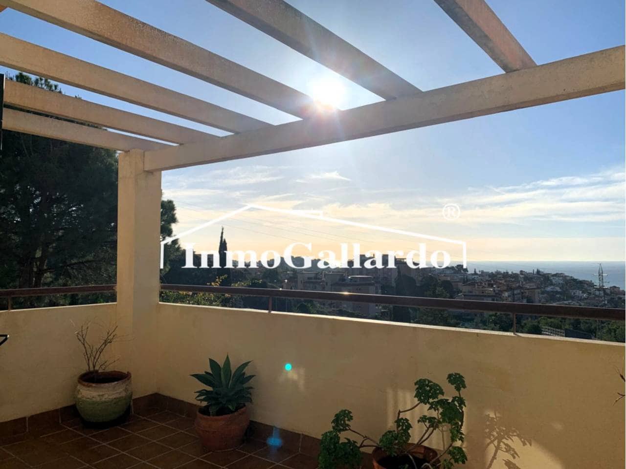 4 soveværelse Semi-Rækkehus til salg i Malaga by med swimmingpool garage - € 928.000 (Ref: 8727161)