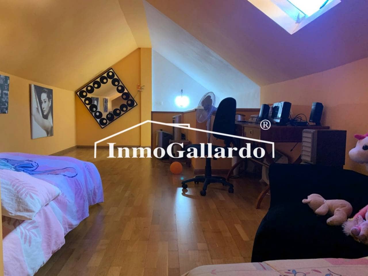 4 soveværelse Semi-Rækkehus til salg i Malaga by med swimmingpool garage - € 928.000 (Ref: 8727161)