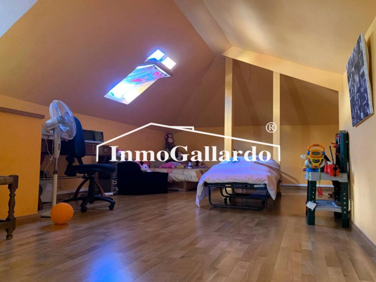 4 soveværelse Semi-Rækkehus til salg i Malaga by med swimmingpool garage - € 928.000 (Ref: 8727161)