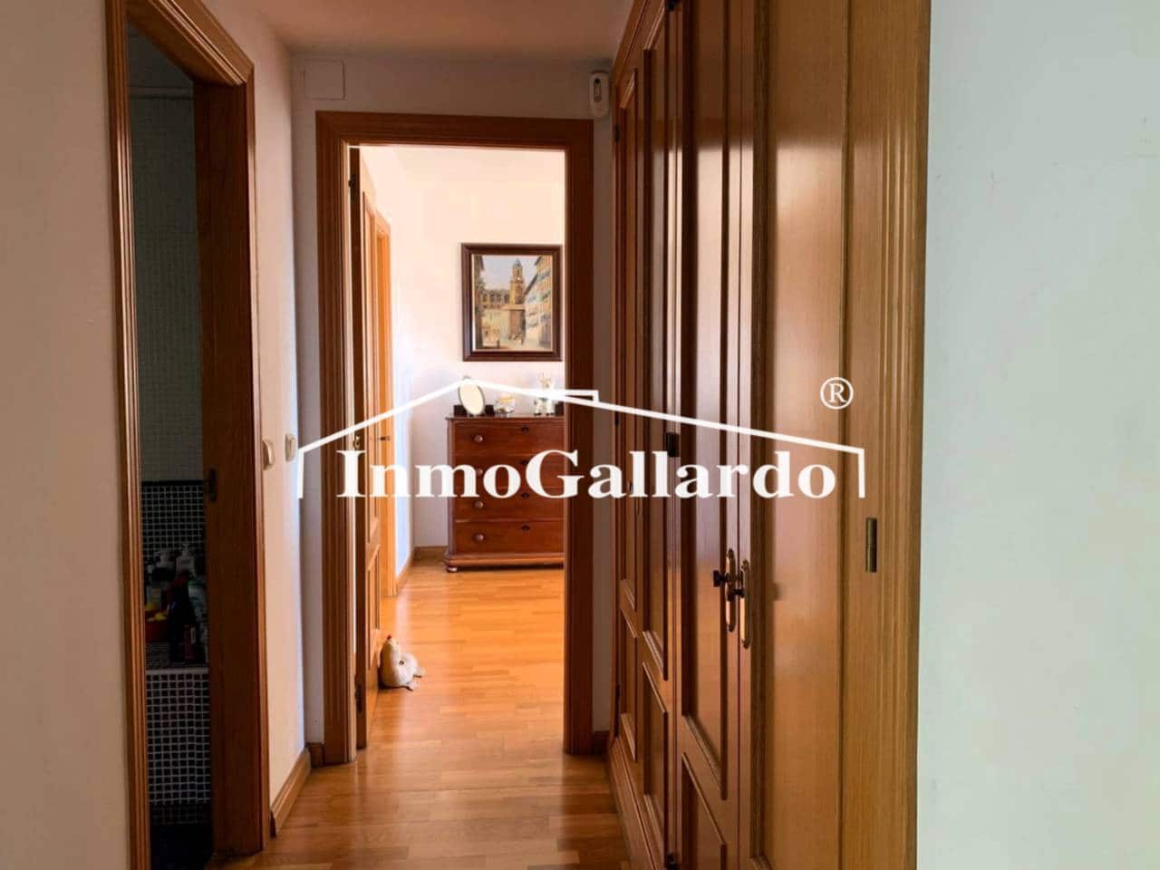 4 soveværelse Semi-Rækkehus til salg i Malaga by med swimmingpool garage - € 928.000 (Ref: 8727161)