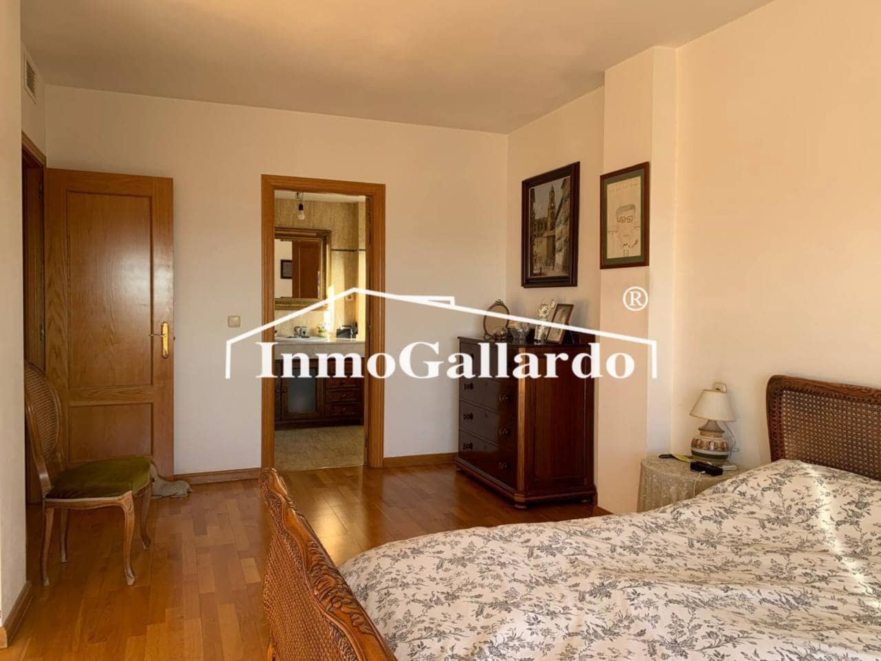 4 soveværelse Semi-Rækkehus til salg i Malaga by med swimmingpool garage - € 928.000 (Ref: 8727161)