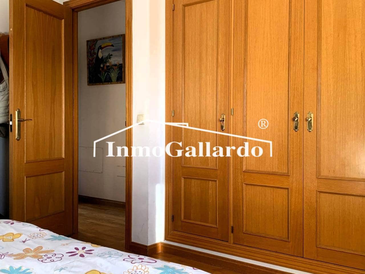 4 soveværelse Semi-Rækkehus til salg i Malaga by med swimmingpool garage - € 928.000 (Ref: 8727161)