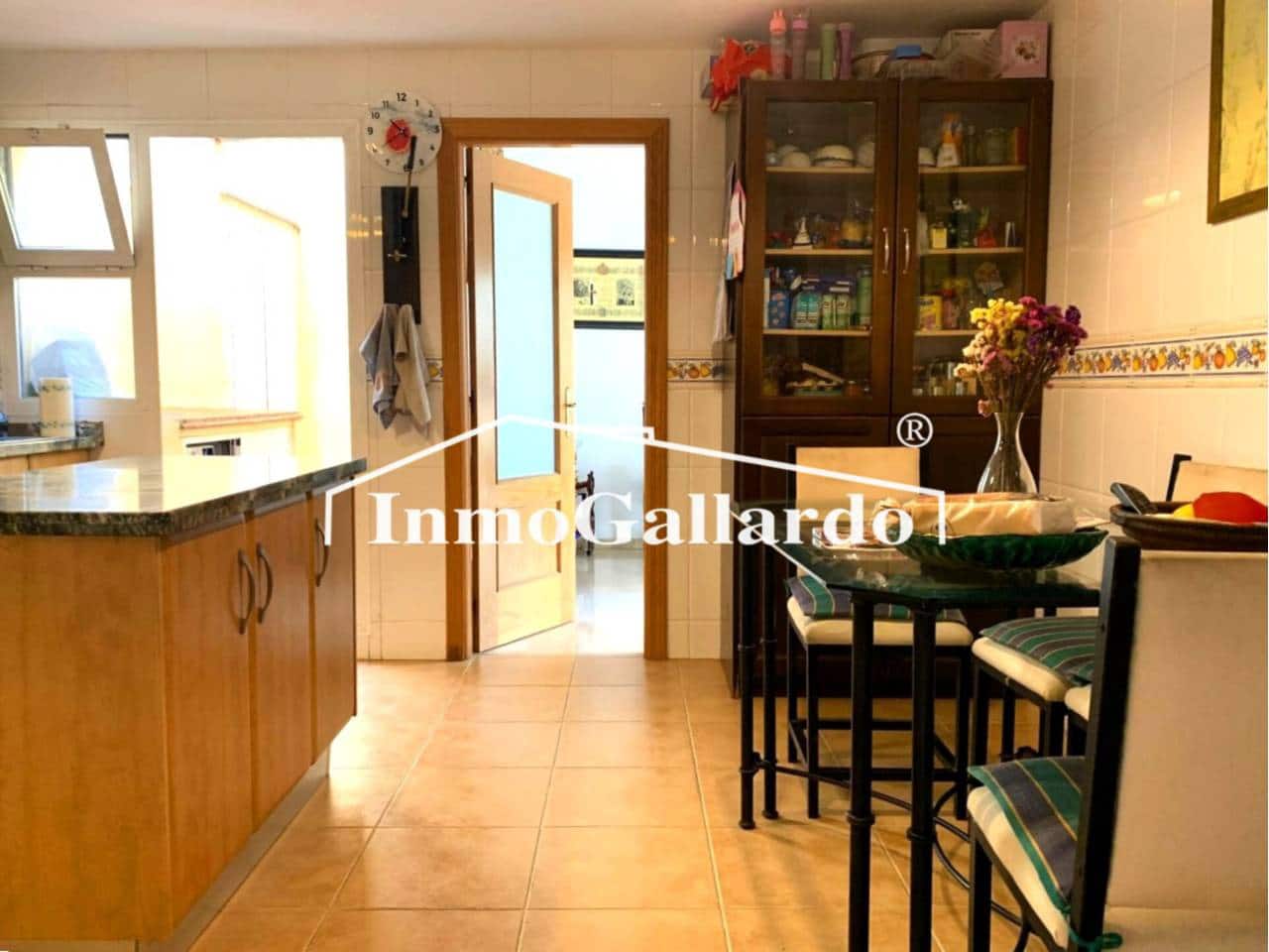 4 soveværelse Semi-Rækkehus til salg i Malaga by med swimmingpool garage - € 928.000 (Ref: 8727161)