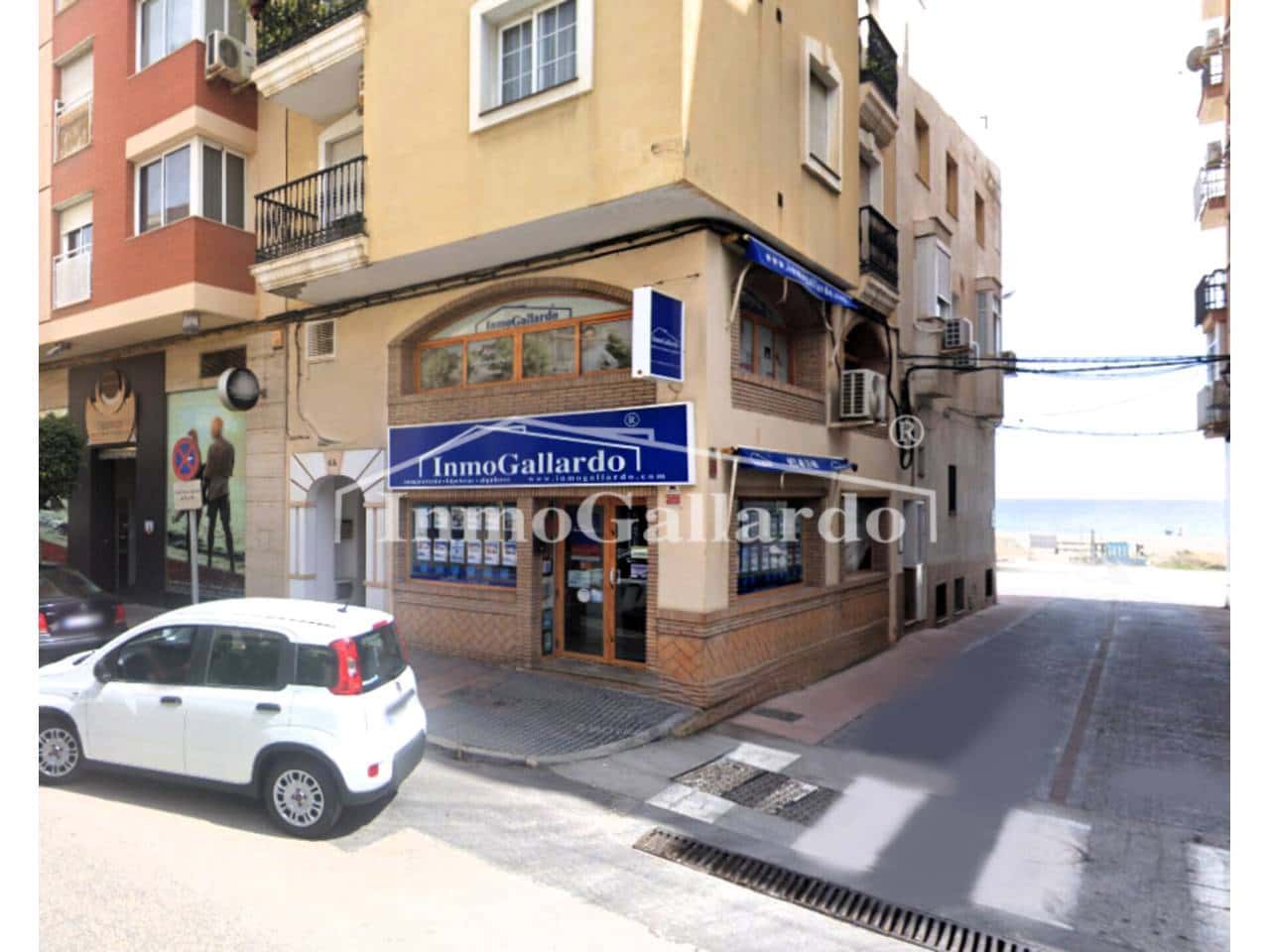 4 soveværelse Semi-Rækkehus til salg i Malaga by med swimmingpool garage - € 928.000 (Ref: 8727161)