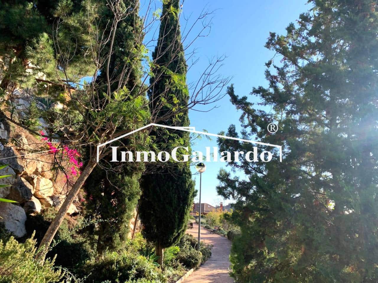 4 soveværelse Semi-Rækkehus til salg i Malaga by med swimmingpool garage - € 928.000 (Ref: 8727161)