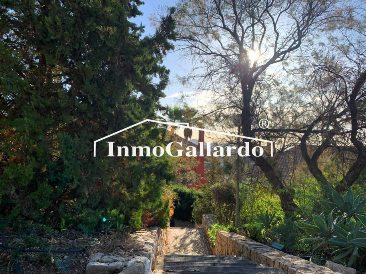 4 soveværelse Semi-Rækkehus til salg i Malaga by med swimmingpool garage - € 928.000 (Ref: 8727161)