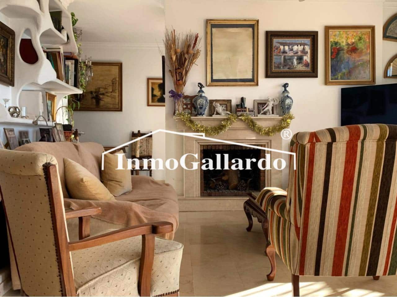 4 soveværelse Semi-Rækkehus til salg i Malaga by med swimmingpool garage - € 928.000 (Ref: 8727161)